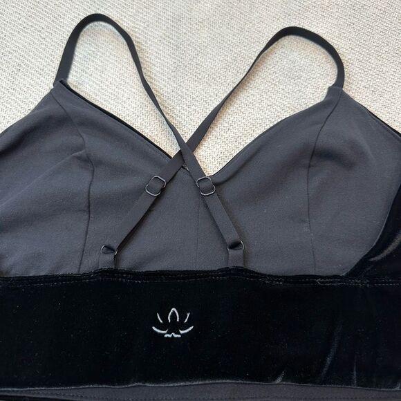 Beyond Yoga Sports Bra Size Large NWT Black Velvet Motion Long Line - Picture 8 of 11